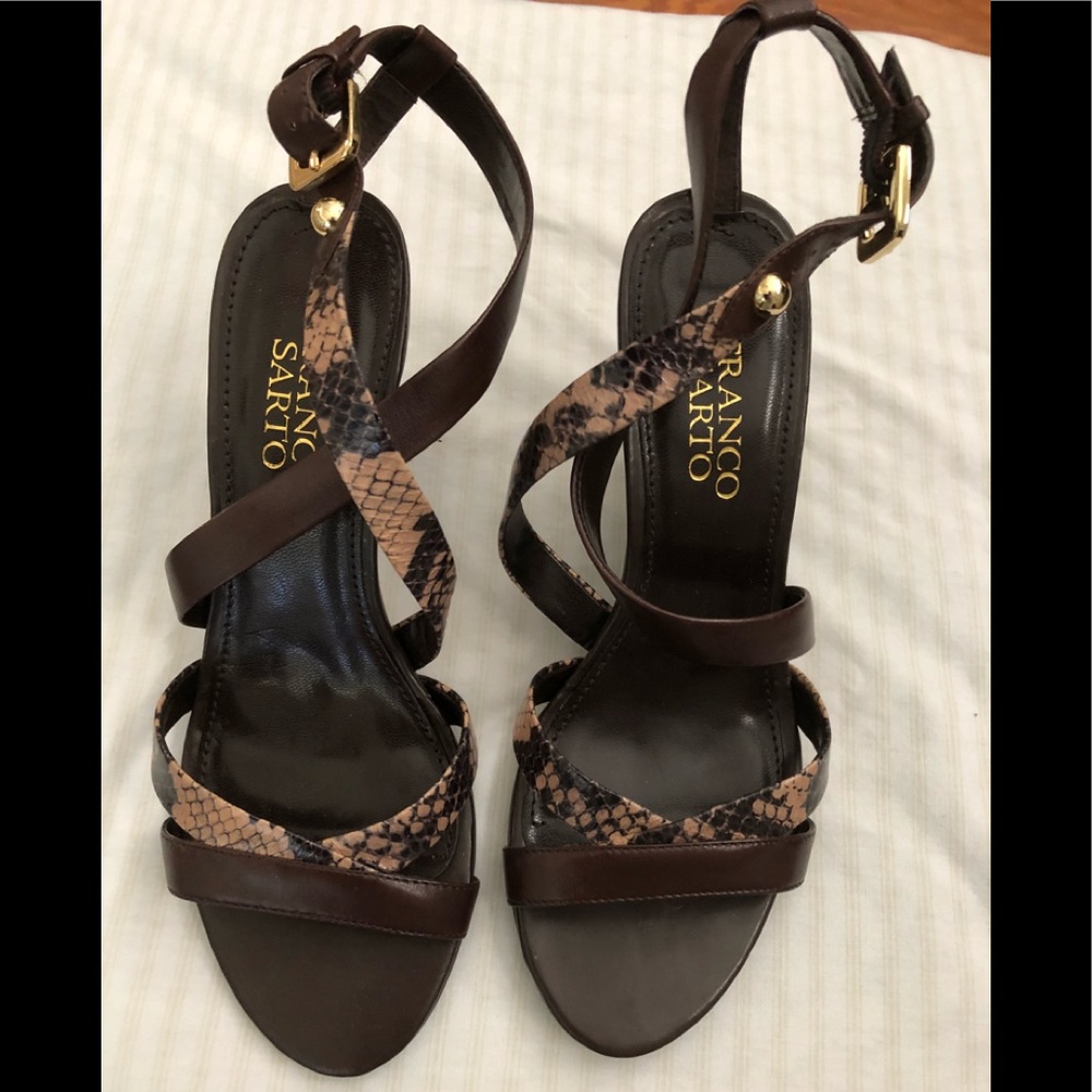 Sandals, never worn in good condition